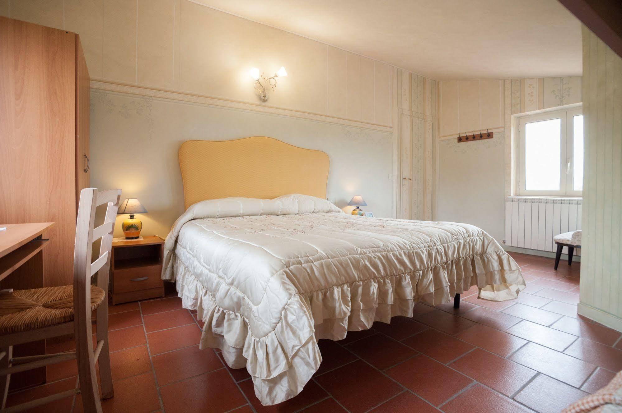 La Finestra Sul Lago Bed & Breakfast Ronciglione  Exterior photo